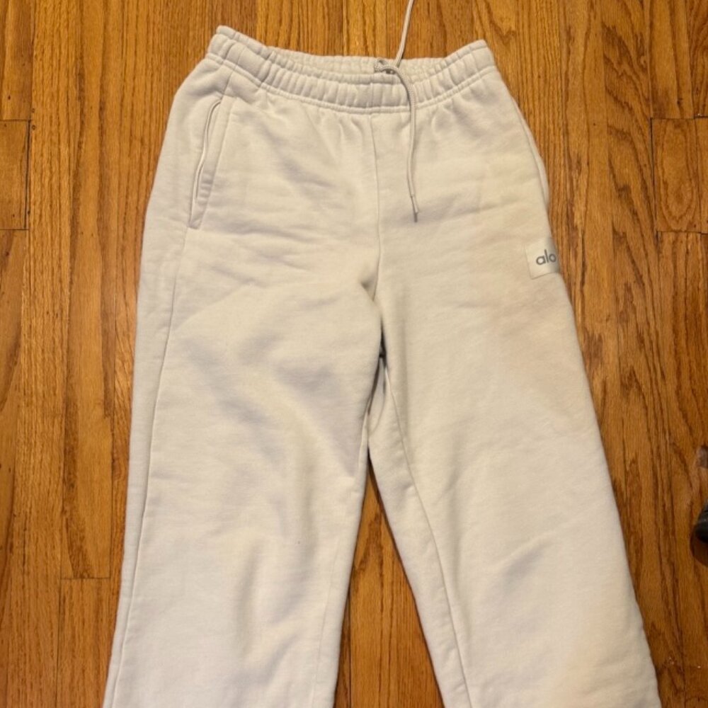 Alo Yoga's Renown Heavy Weight Sweatpant - Picture 4 of 4